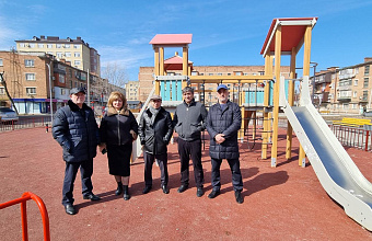 Представители «Единой России» провели мониторинг завершенных работ по благоустройству двора в Махачкале