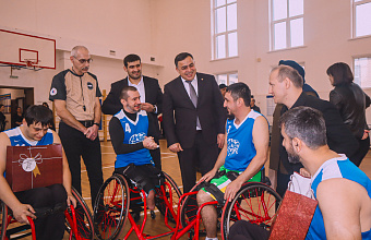 Депутат НС РД Гасан Османов посетил баскетбольный турнир на колясках