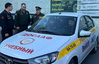 Участника СВО обучают вождению на автомобиле, адаптированном под нужды людей с ОВЗ