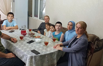 Соцработники Минтруда РД в Ахтынском районе посетили семьи участников СВО