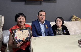 Депутат Осман Булатов поздравил ветерана ВОВ Валентину Оверину с 80-летием Победы