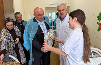 Нурбаганд Нурбагандов и Арсен Магомедов вручили подарки детям, проходящим лечение в райбольнице