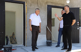 Аким Микиров проинспектировал обновление Малокозыревской школы в Кизлярском районе