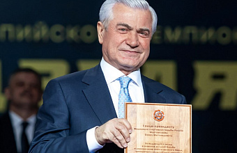 Международная федерация борьбы отметила заслуги мецената Омара Муртузалиева