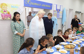 Елена Павлюченко посетила пришкольные лагеря в Кизляре и Кизлярском районе