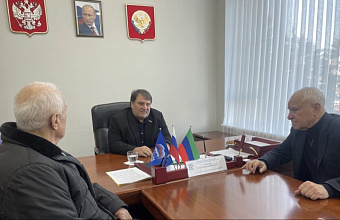 Депутат Госдумы РФ Сайгидпаша Умаханов выслушал проблемы дагестанцев