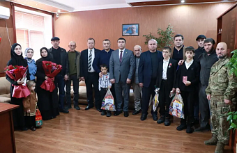 Глава Казбековского района вручил ордена Мужества родным погибших участников СВО