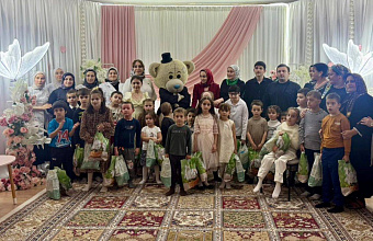 Воспитанники реабилитационного центра получили подарки от главы Казбековского района в Международный день инвалидов