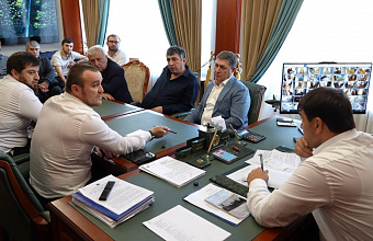 Власти Махачкалы обязали интернет-провайдеров ликвидировать хаотичное размещение кабелей связи