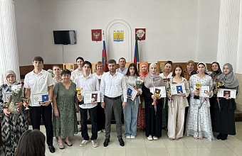 Лучших выпускников школ чествовали в Тарумовском районе