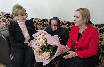 Депутаты парламента Дагестана поздравили с наступающим 8 Марта Героя Социалистического Труда Хамис Казиеву