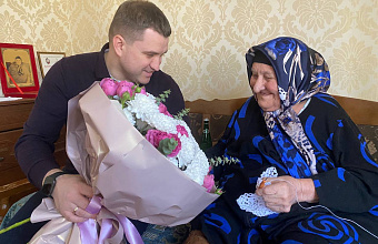 Артем Бичаев навестил дагестанскую долгожительницу Анай Мамаеву