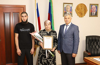 Глава Кизлярского района вручил благодарность матери участника СВО