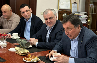 В ДГУ состоялось награждение добровольцев знаками «Юный защитник Отечества»