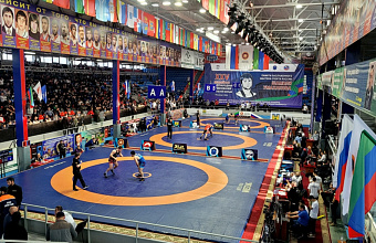 Определены первые финальные пары борцовского турнира памяти Шамиля Умаханова