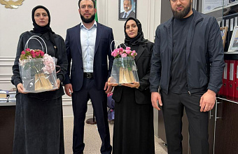 Депутат Горсобрания Махачкалы Руслан Шавлухов поздравил с Днем учителя заслуженного педагога Дагестана Сапижат Мазаеву