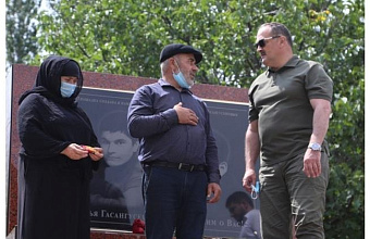 Ложь в правду наряжается, да о правду разбивается