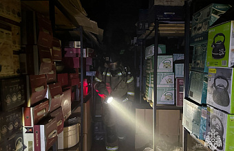 В Кизилюрте загорелось двухэтажное здание магазина