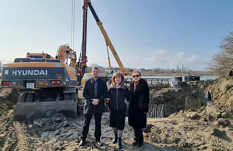 Депутаты-единороссы проверили строительство нового моста в поселке Сулаке