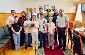 В Новолакском районе семье погибшего бойца СВО вручили орден Мужества