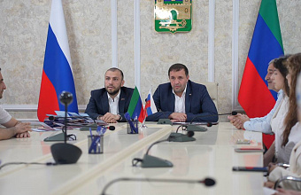 Хасавюртовских выпускников наградили медалями за улучшение своих результатов на ЕГЭ