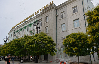 В центре Махачкалы обновят фасад исторического жилого дома