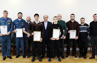 Отличившихся сотрудников МЧС и представителей спорта наградили в Кайтагском районе