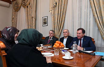 Заур Аскендеров встретился с матерью участников СВО Багарет Магомедовой