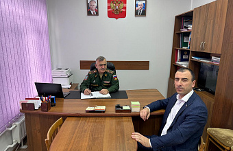 Депутат Девлетхан Алиев обсудил вопросы призывной кампании с военкомом Курахского района