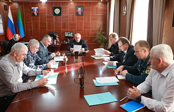 Вопросы обеспечения безопасности во время новогодних выходных обсудили в Казбековском районе