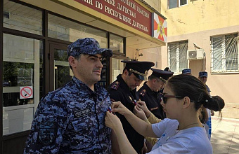 Росгвардейцы Дагестана присоединились к патриотической акции «Российский триколор»