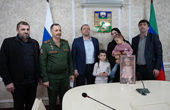 Семье погибшего бойца Расула Абучева передали орден Мужества в Хасавюрте