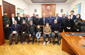 Глава Табасаранского района Магомед Курбанов вручил награды участникам СВО и их семьям