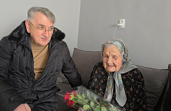Депутат Ильяс Мамаев навестил ветерана Великой Отечественной войны Галину Белялову