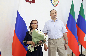 Глава Каякентского района поздравил педагога с высокой наградой