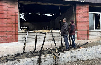 Глава Южно-Сухокумска проверил место пожара в пришкольной столовой