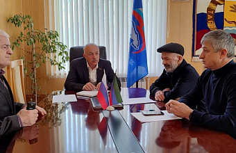 Депутат Валерий Громов провел прием граждан в Тарумовском районе