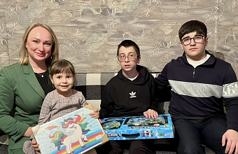 Елена Кожухина навестила юного махачкалинца в Международный день инвалидов