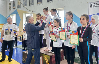 Турнир по спортивной акробатике в Новолакском районе посвятили памяти участника СВО