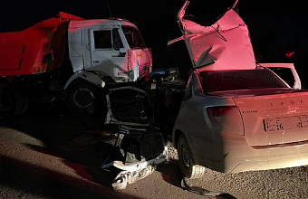 «КамАЗ» столкнулся с легковушкой в Дагестане, погиб один человек