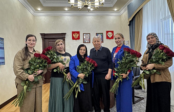 Госсекретарь РД Магомед-Султан Магомедов поздравил жен и вдов участников СВО с Днем защиты детей