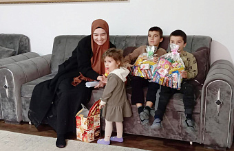 Депутаты парламента Дагестана передали новогодние подарки детям участников СВО