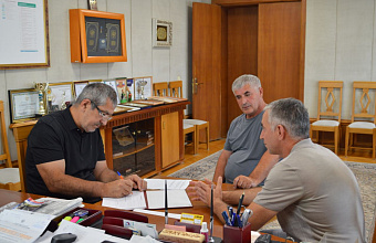 Магомед Эльдерханов рассмотрел обращения жителей