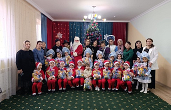 Депутат Азад Гаджиев поздравил детей Дербентского района с Новым годом