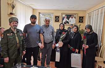 Депутат Мухтарпаша Умаханов оказал материальную помощь матерям погибших участников СВО в Казбековском районе