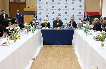 Абдулмуслим Абдулмуслимов вручил подарки детям погибших участников СВО