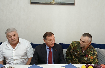 Заур Аскендеров поздравил с Днем семьи, любви и верности многодетную семью участника СВО