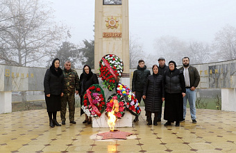 Жители Кайтагского района возложили цветы к обелискам Героев Отечества