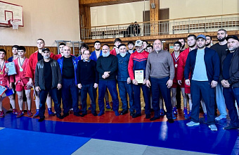 Определены чемпионы Дагестана по самбо среди молодежи
