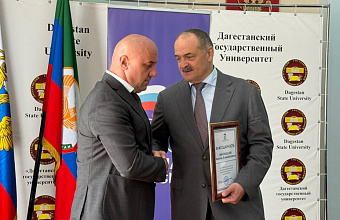Глава Дагестана Сергей Меликов наградил главу Сергокалинского района за успешное проведение выборов
